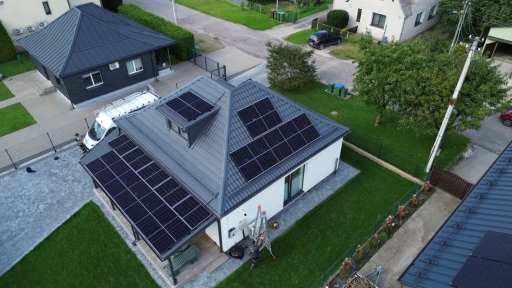 Saulės elektrinė ant kelių gyvenamojo namo stogo plokštumų