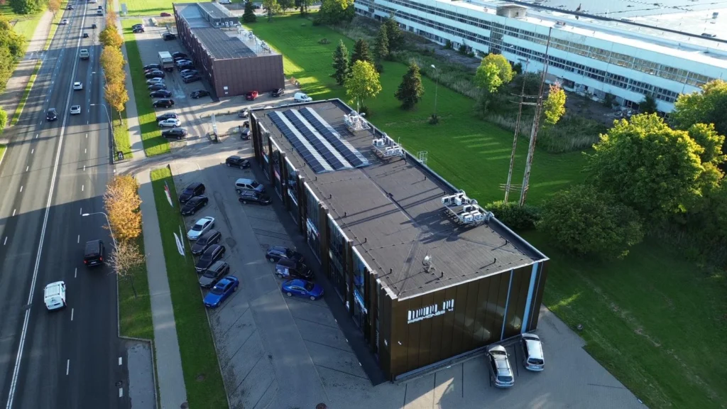 Komercinis pastatas su saulės elektrine, matomas iš kitos pusės