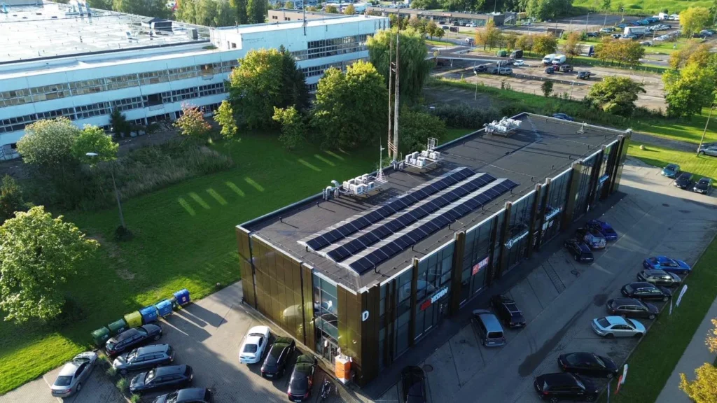 Saulės elektrinė ant komercinio pastato stogo