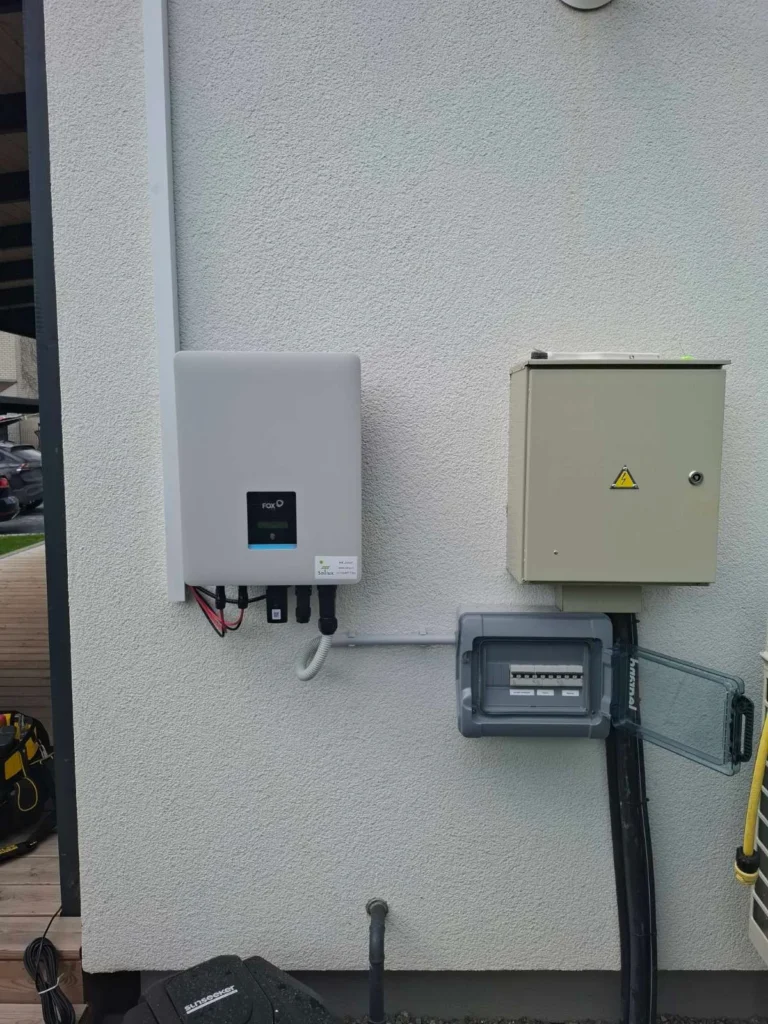 Inverteris ir elektros įranga prie gyvenamojo namo sienos